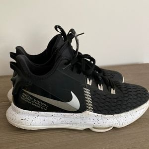 Nike lebron witness 5
